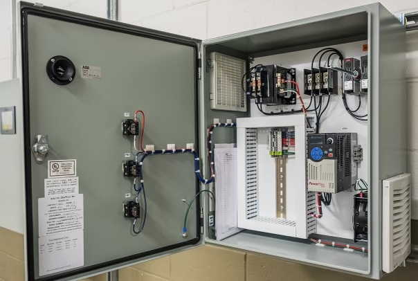 Flat Rate Electrical Pricing vs. Precision Pricing: The 2025 Guide for Electricians